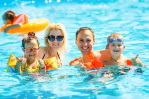 uma família na água numa piscina em 8 Berth Caravan With Wifi At Sunnydale Park In Skegness Ref 35241kg em Louth