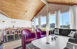 een woonkamer met een tafel en stoelen bij Lovely Home In Vestervig With Kitchen in Vestervig