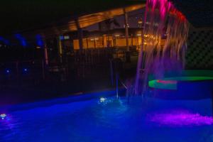 una piscina con una fuente por la noche en Hotel Casa Miller, en Panamá