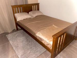 Un pat sau paturi într-o cameră la Cheerful 2-bedroom home with patio near city center