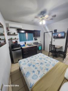 a kitchen with a table and a bed in a room at Guest house 2 mins from da beach in Puerto Peñasco