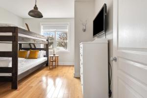 a bedroom with a bunk bed and a flat screen tv at Luxurious Rivergrass Blue Mountain Retreat in Blue Mountains +38 photos