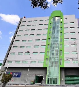 um grande edifício com um verde e branco em Hotel México Plaza Celaya em Celaya