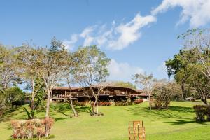 Blick auf die Lodge vom Garten aus in der Unterkunft Borinquen Thermal Resort in Liberia