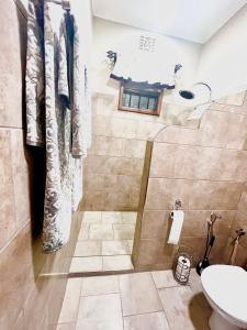 y baño con ducha y lavamanos. en The Angelique Oasis en Arusha