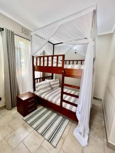 kilka łóżek piętrowych w pokoju w obiekcie The Angelique Oasis w mieście Arusza