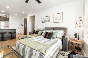 een slaapkamer met een bed en een bank bij Ski and Relax - Conveniently Located - Luxury Stay in Draper