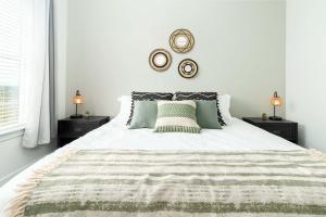 een witte slaapkamer met een bed met 2 nachtkastjes bij Ski and Relax - Conveniently Located - Luxury Stay in Draper