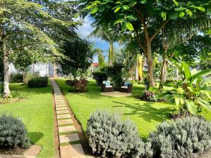 ogród z roślinami i drzewami i ścieżką w obiekcie The Angelique Oasis w mieście Arusza