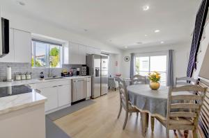 a kitchen and dining room with a table and chairs at Modern Apartment in Studio City in Los Angeles