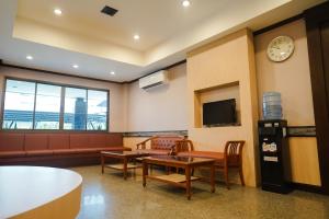 TV a/nebo společenská místnost v ubytování Klaang Muang Hotel (โรงแรมกลางเมือง)