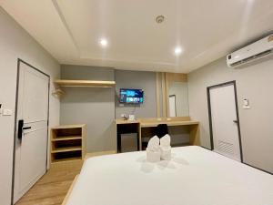 Postel nebo postele na pokoji v ubytování Klaang Muang Hotel (โรงแรมกลางเมือง)