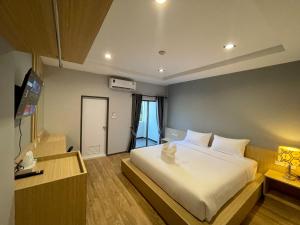 TV a/nebo společenská místnost v ubytování Klaang Muang Hotel (โรงแรมกลางเมือง)