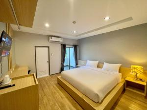 Postel nebo postele na pokoji v ubytování Klaang Muang Hotel (โรงแรมกลางเมือง)