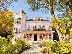 HudsonにあるMaison Roseの前庭の花のピンクの家