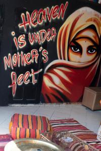 un muro con un murale di una donna che indossa un velo di Booking and hosting medina a Casablanca