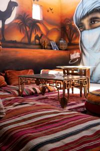 soggiorno con tavolo e murale di Booking and hosting medina a Casablanca