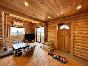 SHIRAHAMA condominium K-32 في Kanayama: غرفة معيشة بجدران خشبية وأرضية خشبية