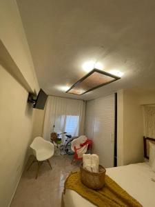 1 dormitorio con 1 cama, 1 mesa y 1 silla en Studio 27 Colonial, Centro Histórico, en Santo Domingo