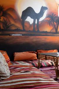 una camera con un letto e un dipinto di un cammello di Booking and hosting medina a Casablanca