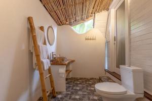 ein Bad mit einem WC und einem Waschbecken in der Unterkunft Elysium Bingin in Uluwatu