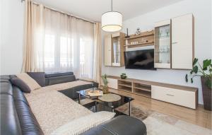 ein Wohnzimmer mit 2 Sofas und einem TV in der Unterkunft Awesome Apartment In Kastel Kambelovac With Wifi in Kaštela
