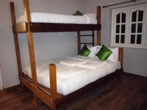 - deux lits superposés dans une chambre dans l'établissement INN THE MOUNTAIN'S, à Kodaikānāl