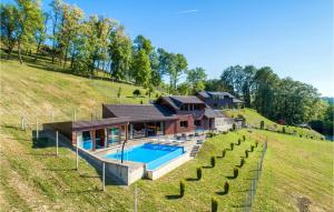 uma casa numa colina com piscina em Four-bedroom Holiday Home em Lepajci