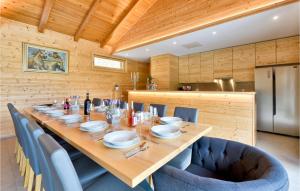 Băuturi la Four-Bedroom Holiday Home