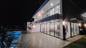 Bazén v ubytování Du Lịch Lâm Hà - Hồ Gia Trang Villas nebo v jeho okolí
