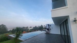 Bazén v ubytování Du Lịch Lâm Hà - Hồ Gia Trang Villas nebo v jeho okolí