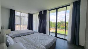 Postel nebo postele na pokoji v ubytování Du Lịch Lâm Hà - Hồ Gia Trang Villas