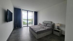 Postel nebo postele na pokoji v ubytování Du Lịch Lâm Hà - Hồ Gia Trang Villas