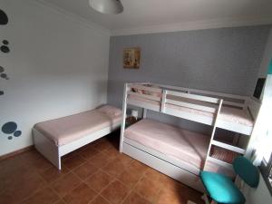 1 dormitorio con 2 literas en una habitación en LANZATE!, en Tinajo