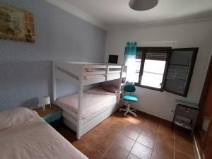 1 dormitorio con 2 literas y ventana en LANZATE!, en Tinajo