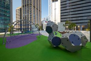 un parque infantil en una ciudad con un columpio en Centre of Brisbane at RiverFront en Brisbane