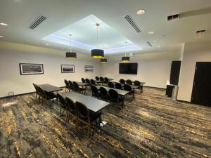 a conference room with tables and chairs in it at La Quinta Inn & Suites by Wyndham Yucaipa in Yucaipa +72 photos