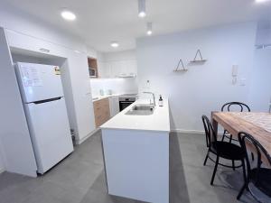 Kuchyň nebo kuchyňský kout v ubytování Location, location, location - private apartment