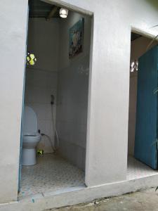 uma casa de banho com WC numa cabina de duche em Mận Homestay - Lục Yên Homestay and Tour 