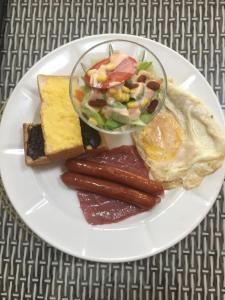 ein Teller mit Frühstücksessen mit Wurst und Salat in der Unterkunft 北橫之星渡假山莊 in Kao-p'o + 13 Fotos