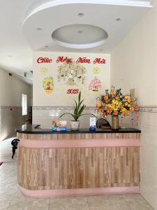 un ristorante con bancone e fiori sul muro di Phương Thảo Motel (phòng đơn) a Vung Tau