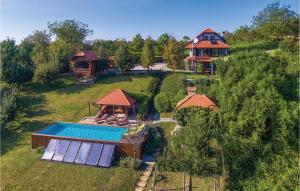 een luchtzicht op een huis en een zwembad bij Cozy Home In Beretinec With Sauna in Beretinec
