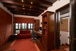 um escritório com uma secretária e uma cadeira num quarto em Bandipur Bliss -- Villa - Hotel - Apartment - Cottage em Tanahun