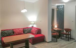 un soggiorno con divano rosso e tavolo di Amazing Home In Ilawa With Wifi a Iława