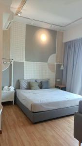 a bedroom with a large bed in a room at Imperium Resident Kuantan Eleven-7 in Kuantan
