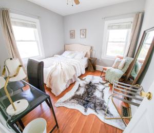 ein Schlafzimmer mit einem Bett, einem Tisch und einem Stuhl in der Unterkunft Luxe 3BR Apartment at MIT Harvard with FREE parking in Cambridge