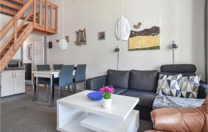 un soggiorno con divano e tavolo di 3 Bedroom Awesome Apartment In Ringkbing a Ringkøbing