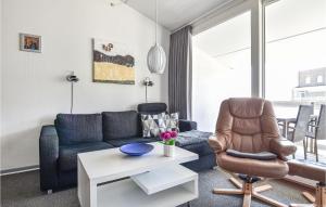 un soggiorno con divano e sedia di 3 Bedroom Awesome Apartment In Ringkbing a Ringkøbing