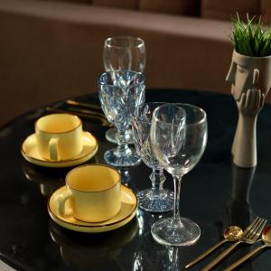 una mesa con platos y copas de vino en una mesa en Terracotta & Rooms комфортная студия для отдыха en Oral