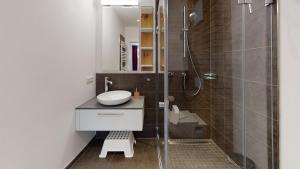 a bathroom with a sink and a shower at Kapitänshaus Thule Kapitänshaus THULE 5 -Luna- in Langeoog +14 photos